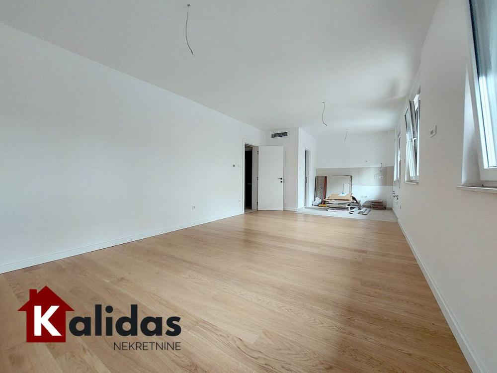 Slika 3 - Stan,NOVI SAD,BULEVAR,kv: 78, € 254740, ID: 1008249