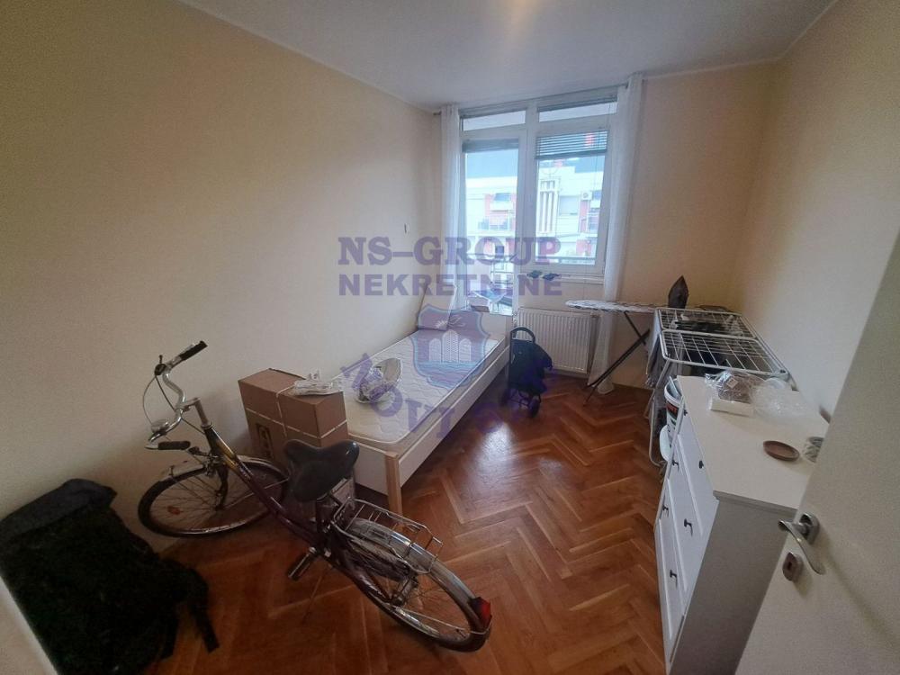 Slika 3 - Trosoban, 70m2, Grbavica Novi Sad, sa terasom, ima lift