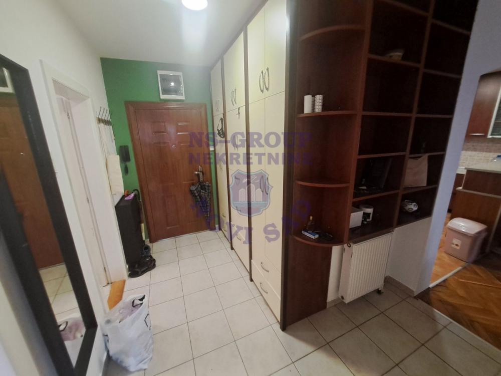 Slika 4 - Trosoban, 70m2, Grbavica Novi Sad, sa terasom, ima lift