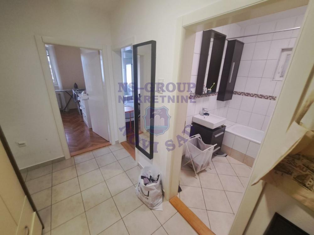 Slika 7 - Trosoban, 70m2, Grbavica Novi Sad, sa terasom, ima lift