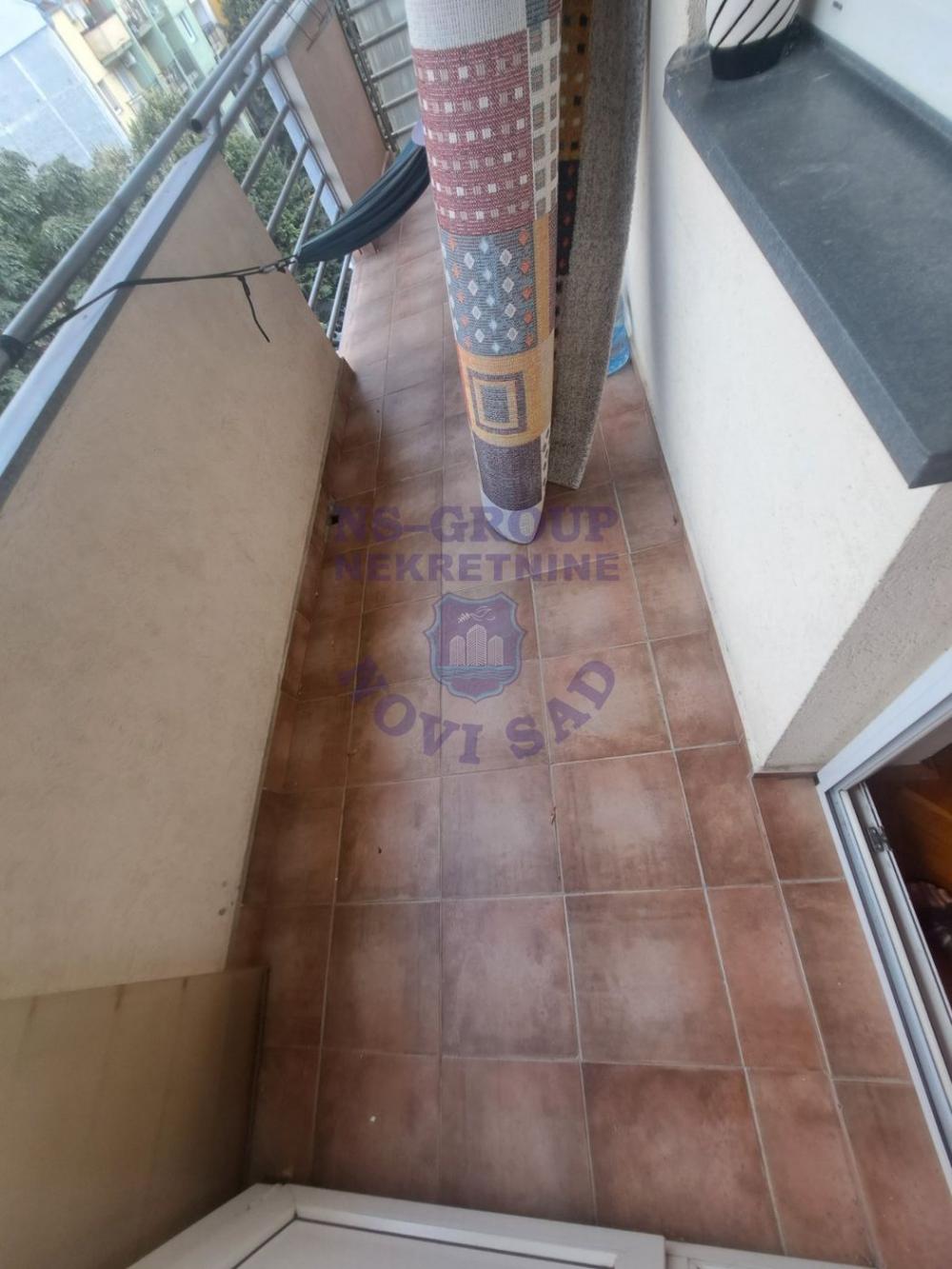 Slika 8 - Trosoban, 70m2, Grbavica Novi Sad, sa terasom, ima lift