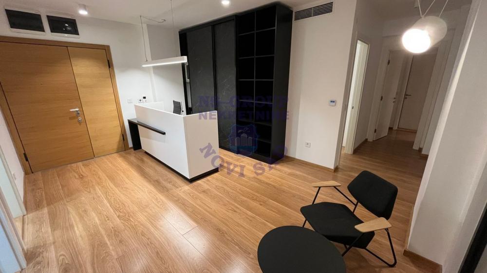 Glavna slika -Trosoban, 101m2, Novi Sad centar Novi Sad, sa terasom, ima lift