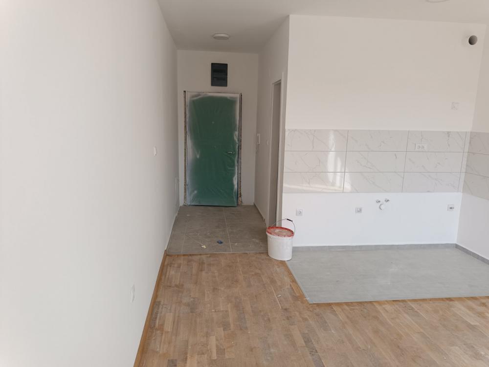 Slika 1 - Garsonjera u izgradnji, sa liftom