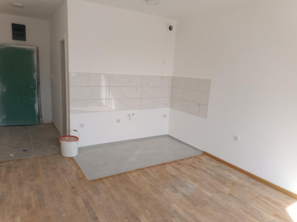 Slika 4 - Garsonjera u izgradnji, sa liftom