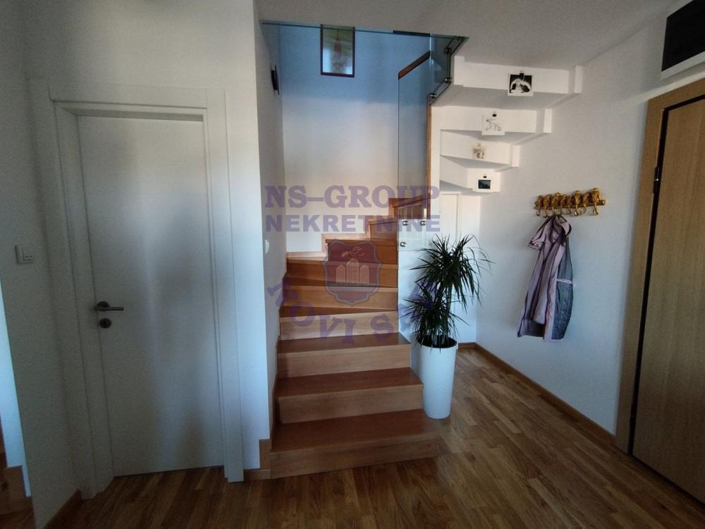 Slika 4 - Trosoban, 70m2, Grbavica Novi Sad, sa terasom, ima lift