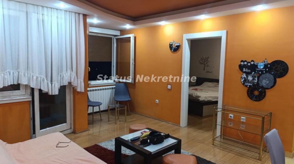 Slika 1 - Bulevar-Uknjižen Lep Dvosoban stan 53 m2 na četvrtom spratu preko puta Futoške Pijace-065/385 8880