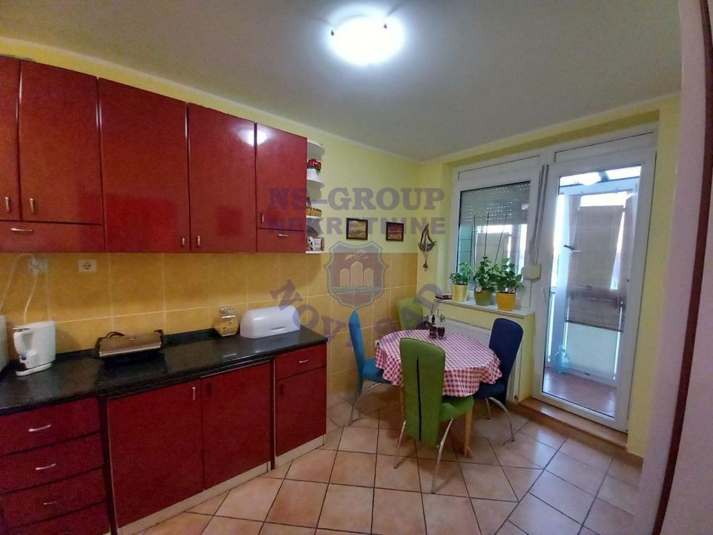 Slika 4 - Troiposoban, 102m2, Grbavica Novi Sad, sa terasom, ima lift