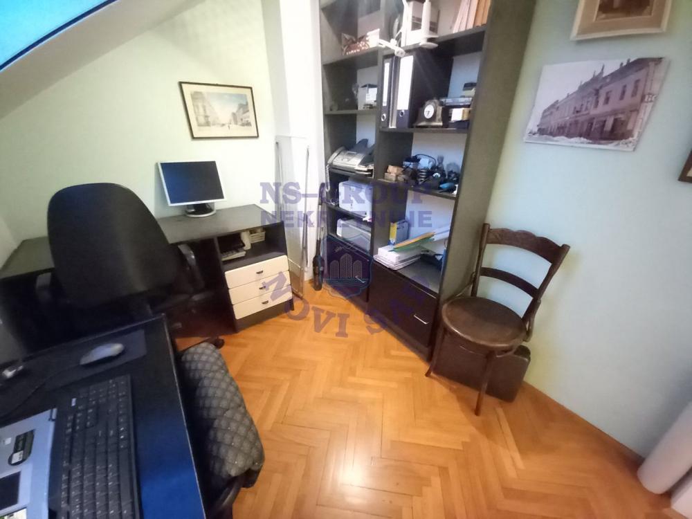 Slika 7 - Troiposoban, 102m2, Grbavica Novi Sad, sa terasom, ima lift