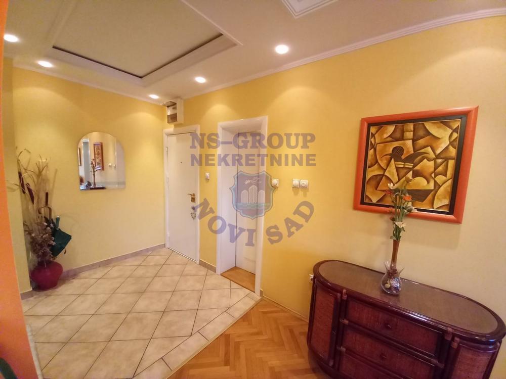 Slika 8 - Troiposoban, 102m2, Grbavica Novi Sad, sa terasom, ima lift