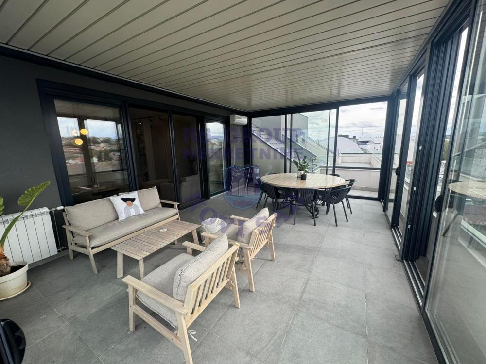 Glavna slika -Odlican stan na Petrovaradinu