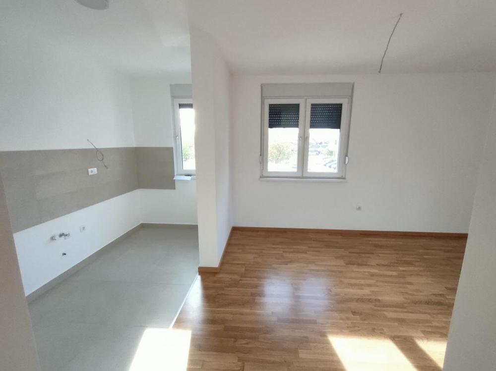 Slika 11 - Troiposoban 78m Bulevar Patrijarha Pavla + parking useljivo novo