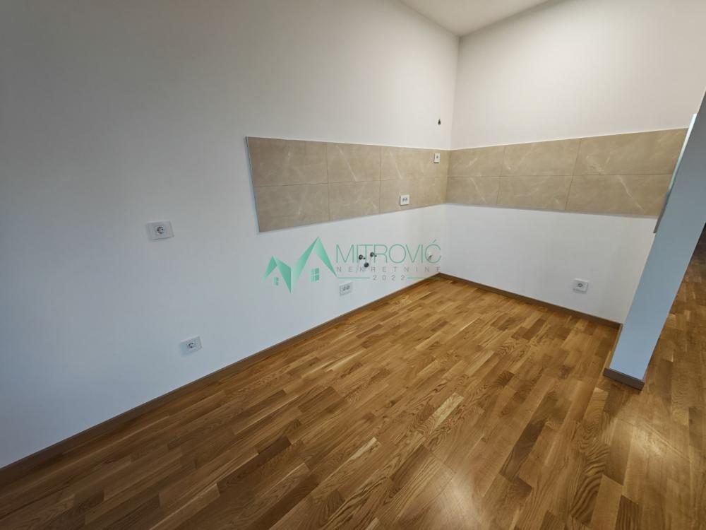 Slika 5 - Petrovaradin. Nov trosoban stan 70m2 sa parkingom. 