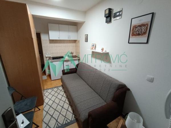 Glavna slika -Na prodaju mali stan od 11m2 u blizini centra - sa parkingom u dvorištu zgrade 