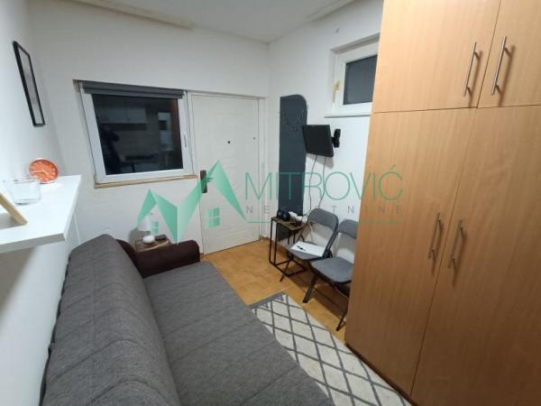 Slika 2 - Na prodaju mali stan od 11m2 u blizini centra - sa parkingom u dvorištu zgrade 