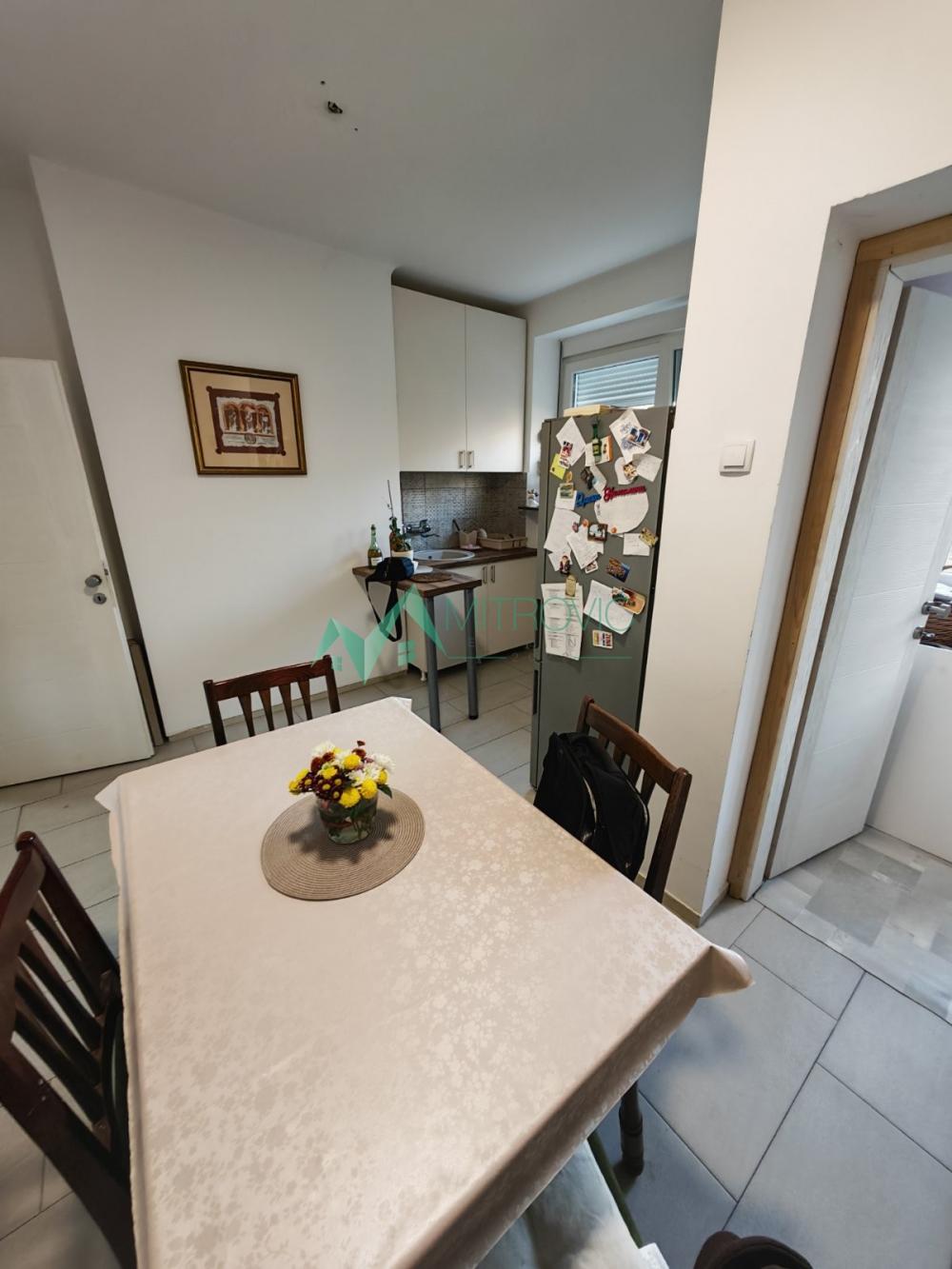 Slika 8 - Kej, 63m3. Dvosoban stan sa pogledom na Dunav, renoviran-namešten. 