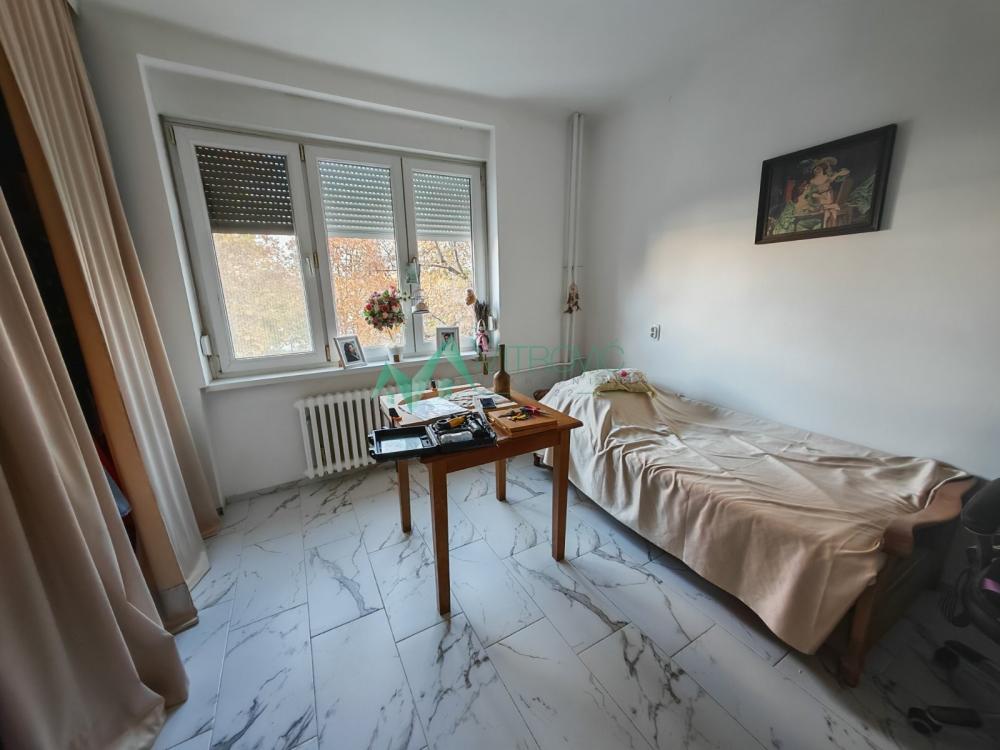 Slika 10 - Kej, 63m3. Dvosoban stan sa pogledom na Dunav, renoviran-namešten. 