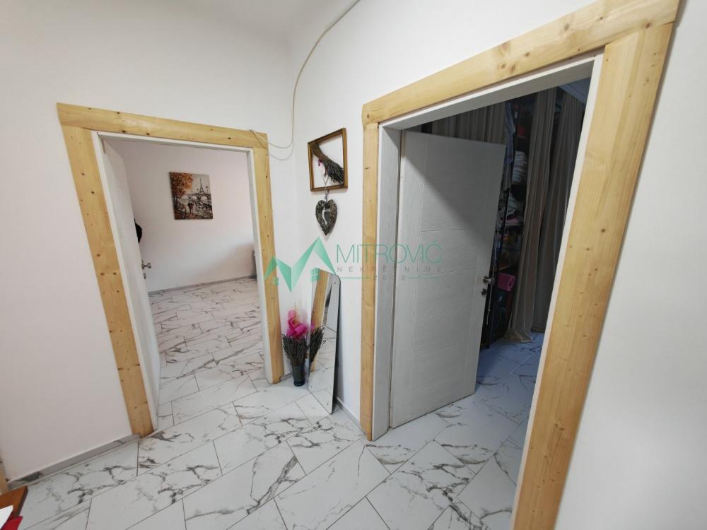 Slika 3 - Kej, 63m3. Dvosoban stan sa pogledom na Dunav, renoviran-namešten. 