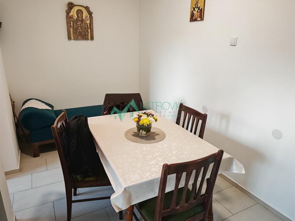 Slika 5 - Kej, 63m3. Dvosoban stan sa pogledom na Dunav, renoviran-namešten. 