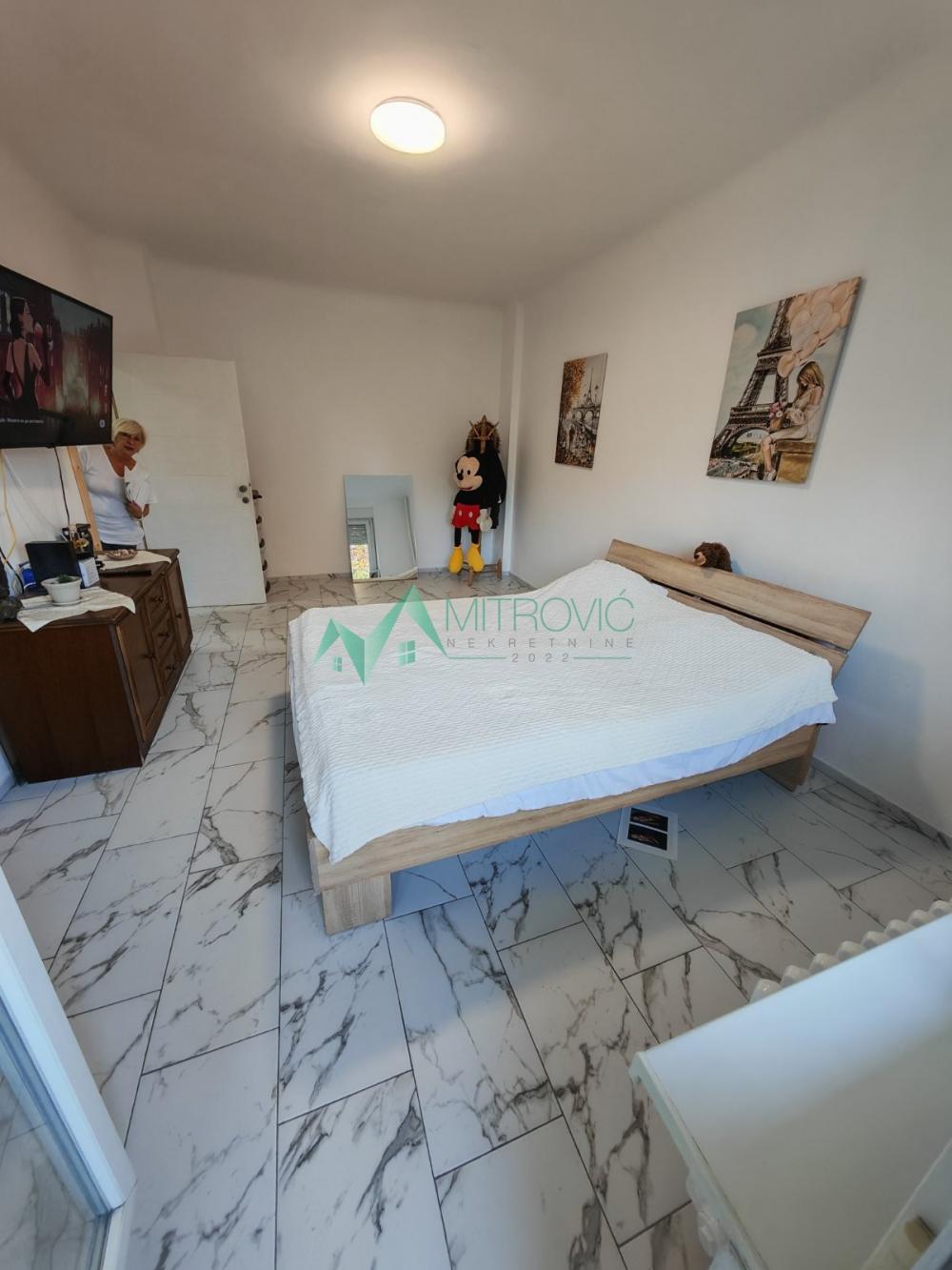 Slika 2 - Kej, 63m3. Dvosoban stan sa pogledom na Dunav, renoviran-namešten. 