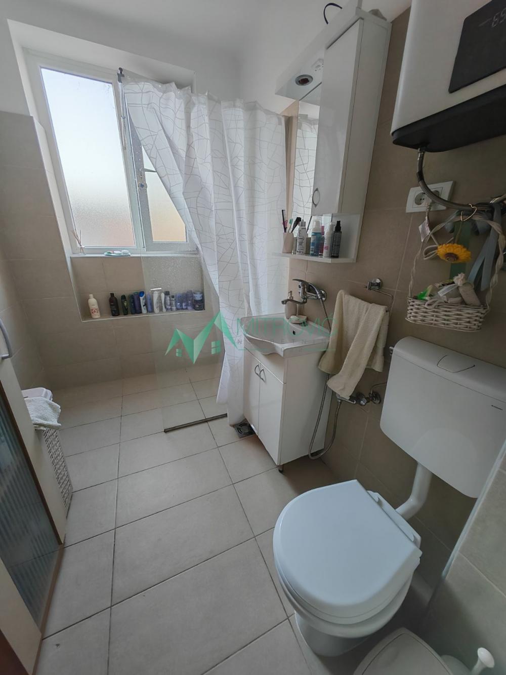 Slika 11 - Kej, 63m3. Dvosoban stan sa pogledom na Dunav, renoviran-namešten. 