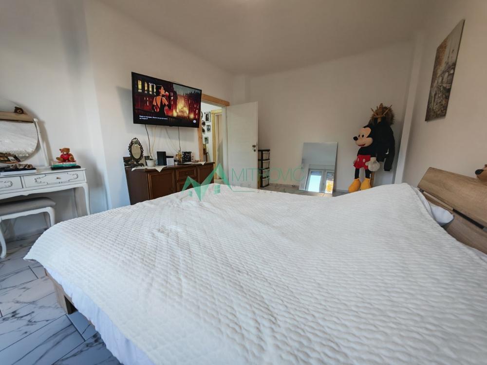 Slika 1 - Kej, 63m3. Dvosoban stan sa pogledom na Dunav, renoviran-namešten. 