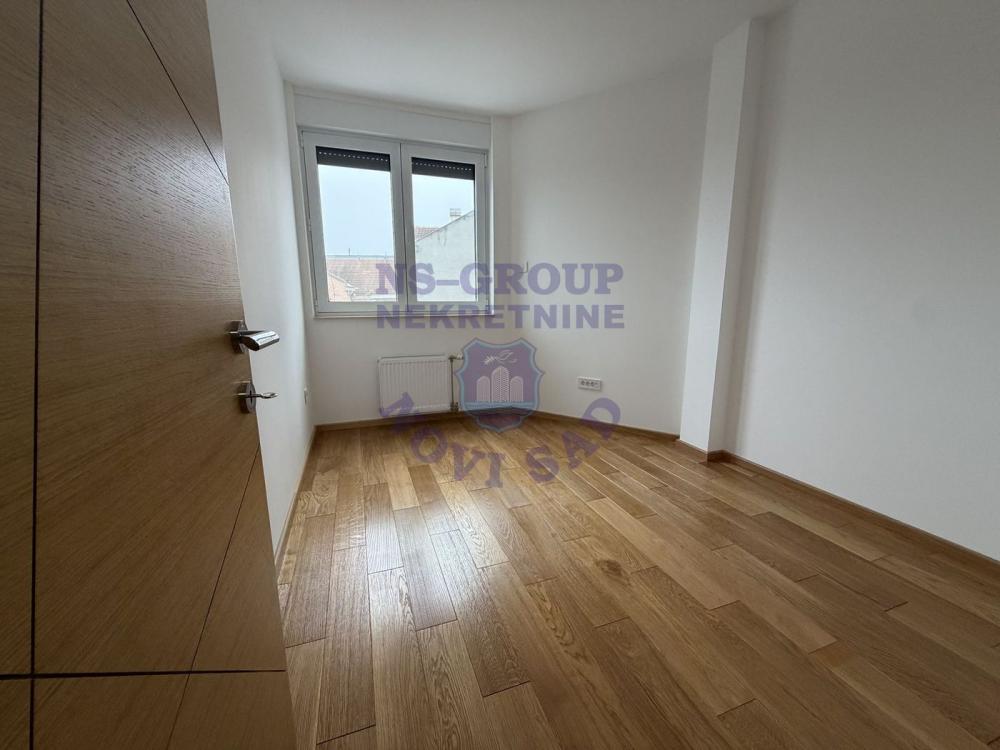 Slika 4 - Trosoban nov LUX stan- Bulevar!