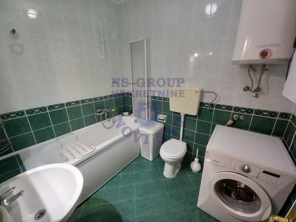 Slika 6 - Troiposoban, 102m2, Grbavica Novi Sad, sa terasom, ima lift