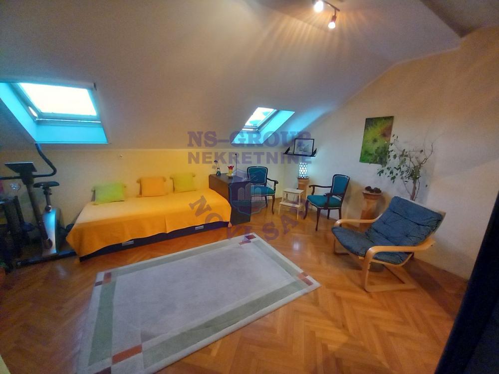 Slika 2 - Troiposoban, 102m2, Grbavica Novi Sad, sa terasom, ima lift