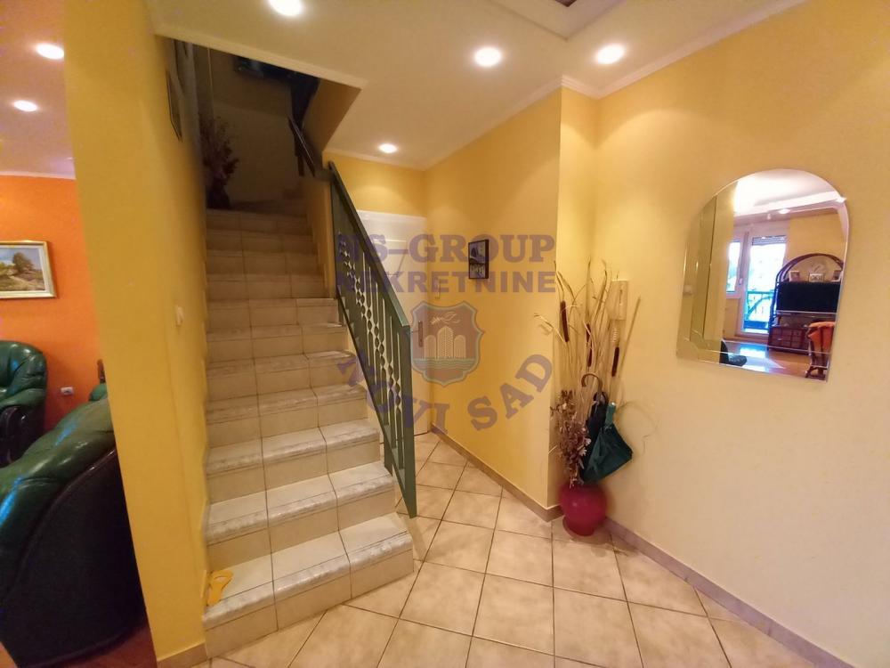 Slika 7 - Troiposoban, 102m2, Grbavica Novi Sad, sa terasom, ima lift