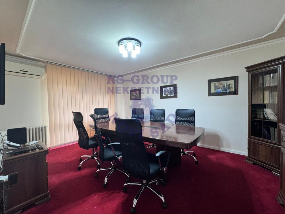 Glavna slika -Četvorosoban stan na Bulevaru