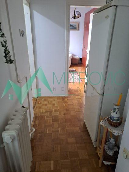 Glavna slika -Jednosoban stan površine 34 m² u mirnom delu Novog Naselja. 