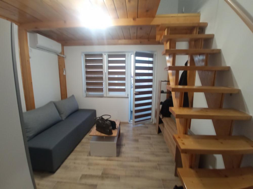 Slika 8 - Garsonjera sa galerijom !