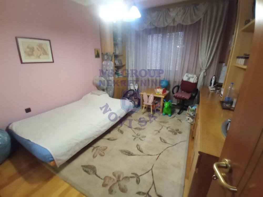 Slika 4 - Šestosoban, 194m2, Bulevar oslobođenja Novi Sad, sa terasom, ima lift