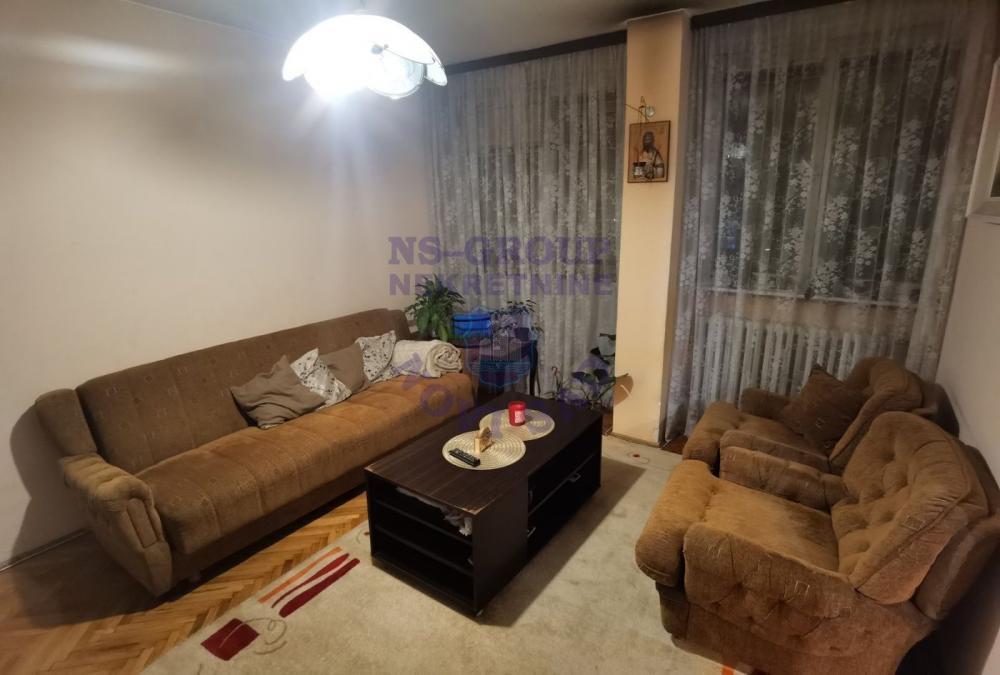 Glavna slika -Odlican trosoban stan u lepom delu grada!