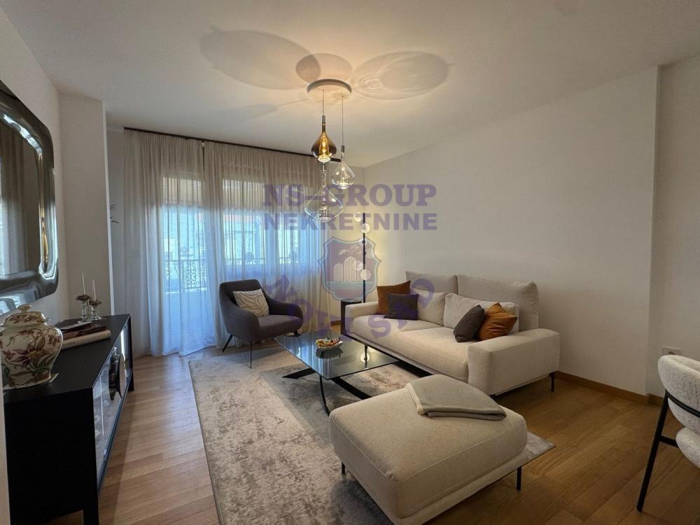 Slika 3 - Trosoban, 64m2, Bulevar oslobođenja Novi Sad, sa terasom, ima lift