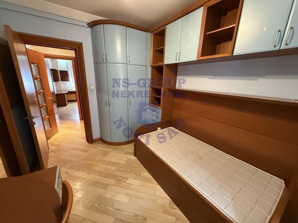 Slika 4 - Četvorosoban, 122m2, Spens Novi Sad Novi Sad, sa terasom, ima lift