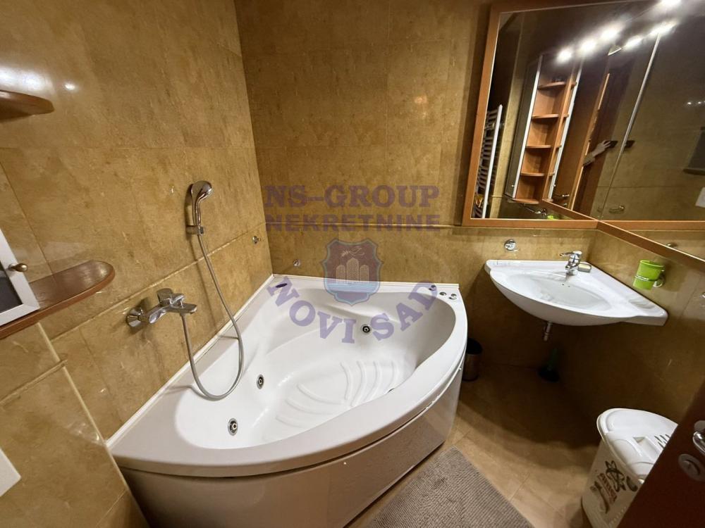 Slika 7 - Četvorosoban, 122m2, Spens Novi Sad Novi Sad, sa terasom, ima lift