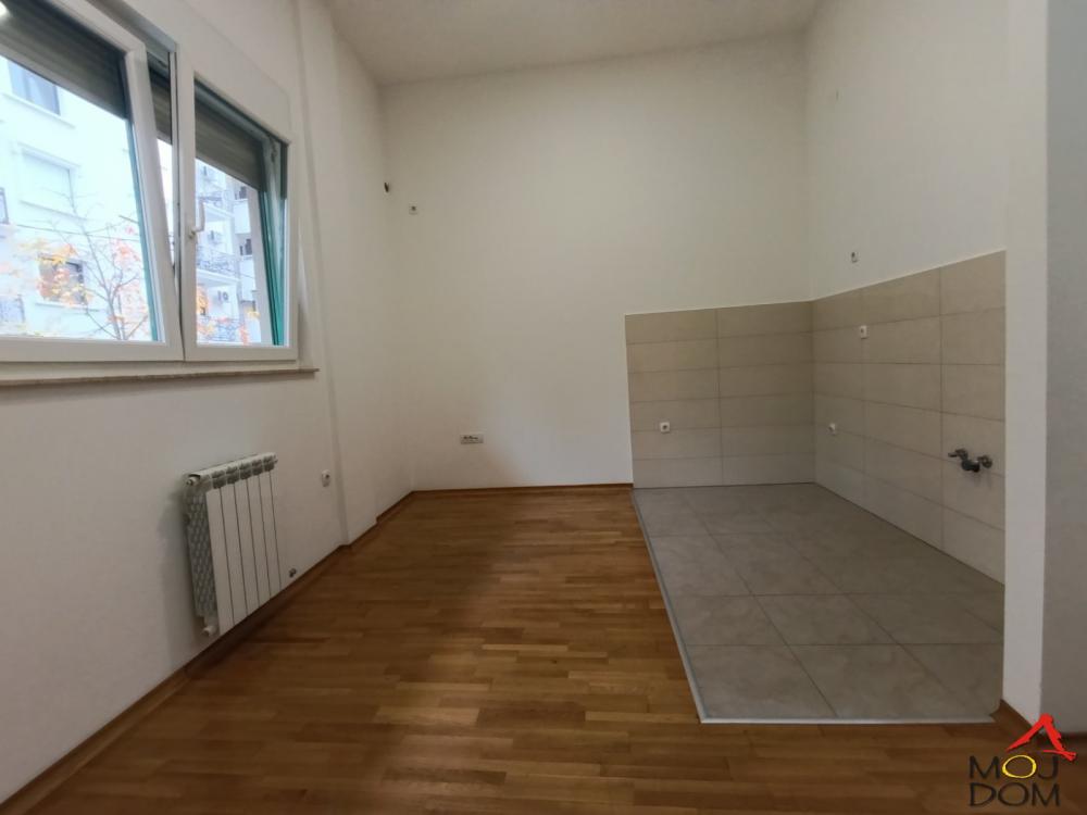Slika 3 - Stan,NOVI SAD,CENTAR,kv: 23, € 82400, ID: 1031378
