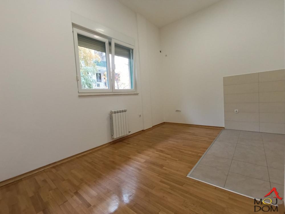 Slika 2 - Stan,NOVI SAD,CENTAR,kv: 23, € 82400, ID: 1031378