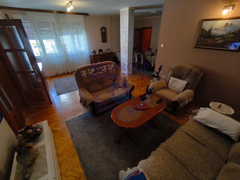 Slika 4 - Četvorosoban, 92m2, Nova Detelinara Novi Sad, sa terasom, ima lift