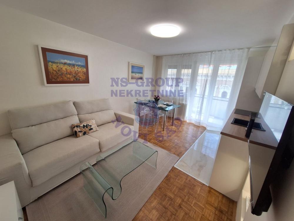 Glavna slika -Prodaja stana, 54m2, Novi Sad centar Novi Sad, sa terasom