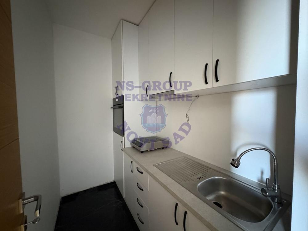 Slika 2 - Dvosoban, 42m2, Salajka (Partizanska ulica) Novi Sad, sa terasom, ima lift