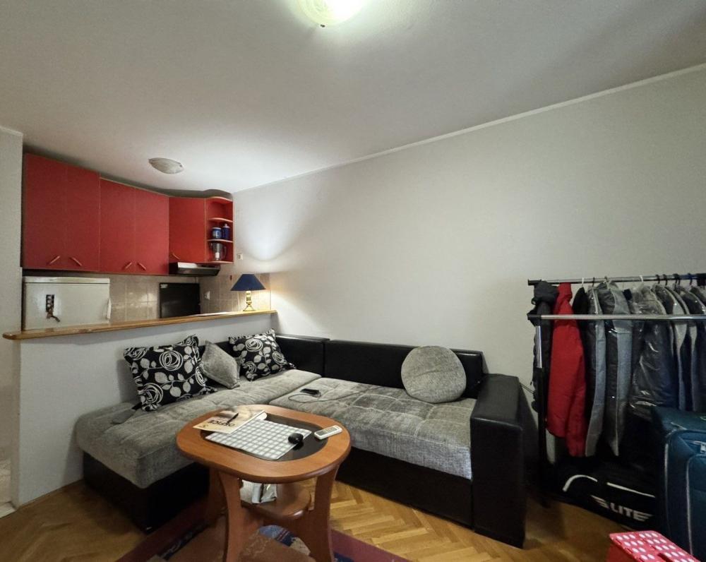 Glavna slika -Odlična garsonjera u srcu Grbavice - 27m2