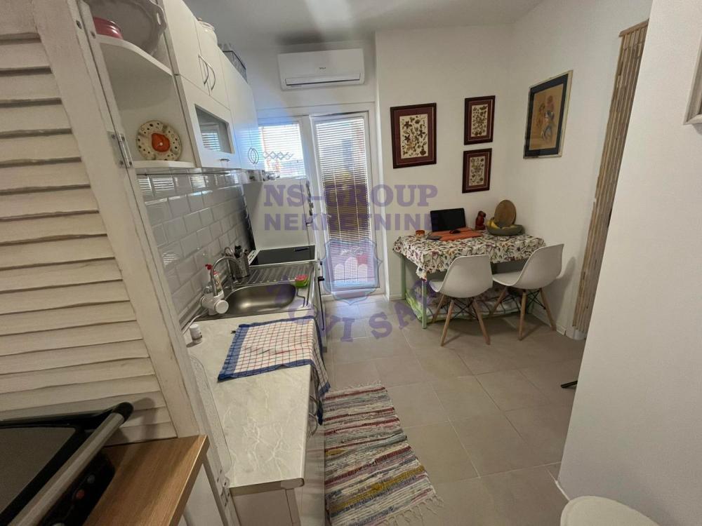 Slika 1 - 557748-Prodaje se kompletno renoviran jednoiposoban stan u ulici Pariske Komune. 