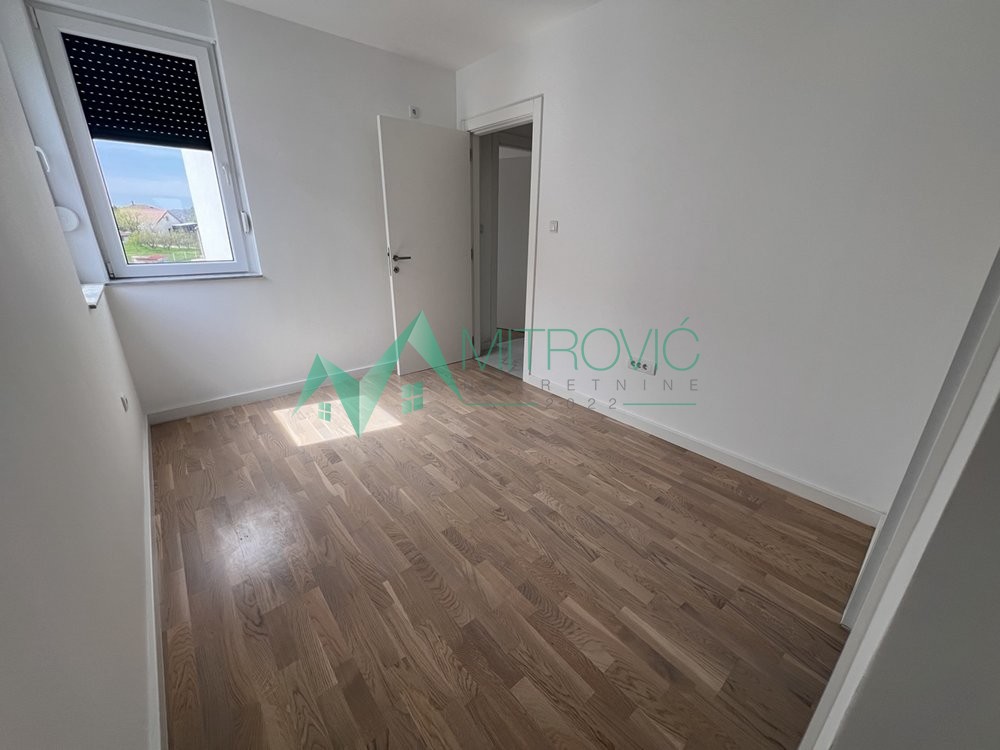 Slika 7 - Odličan četvorosoban stan sa terasom 64 m2 i bazenom + parking - RETKO U PONUDI! 