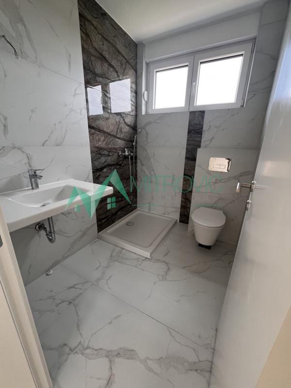 Slika 9 - Odličan četvorosoban stan sa terasom 64 m2 i bazenom + parking - RETKO U PONUDI! 