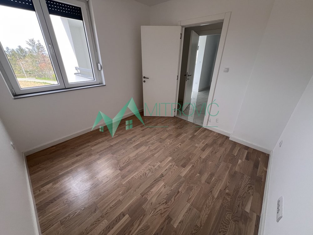 Slika 8 - Odličan četvorosoban stan sa terasom 64 m2 i bazenom + parking - RETKO U PONUDI! 