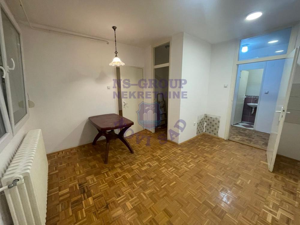 Slika 4 - Trosoban, 89m2, Avijatičarsko naselje Novi Sad, sa terasom, ima lift