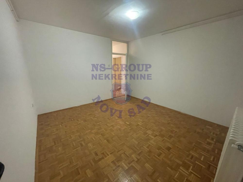 Slika 6 - Trosoban, 89m2, Avijatičarsko naselje Novi Sad, sa terasom, ima lift