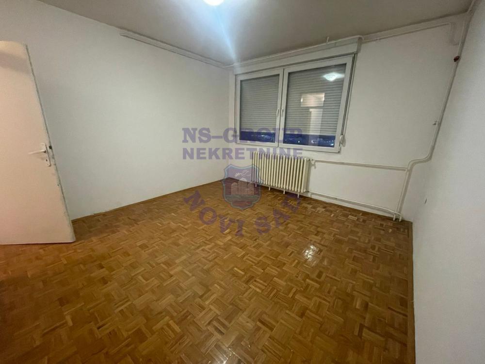 Slika 7 - Trosoban, 89m2, Avijatičarsko naselje Novi Sad, sa terasom, ima lift